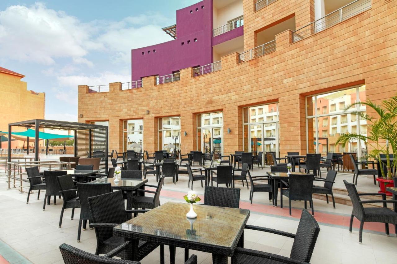 Tolip Family Park Hotel Il Il Cairo Esterno foto The hotel's poolside