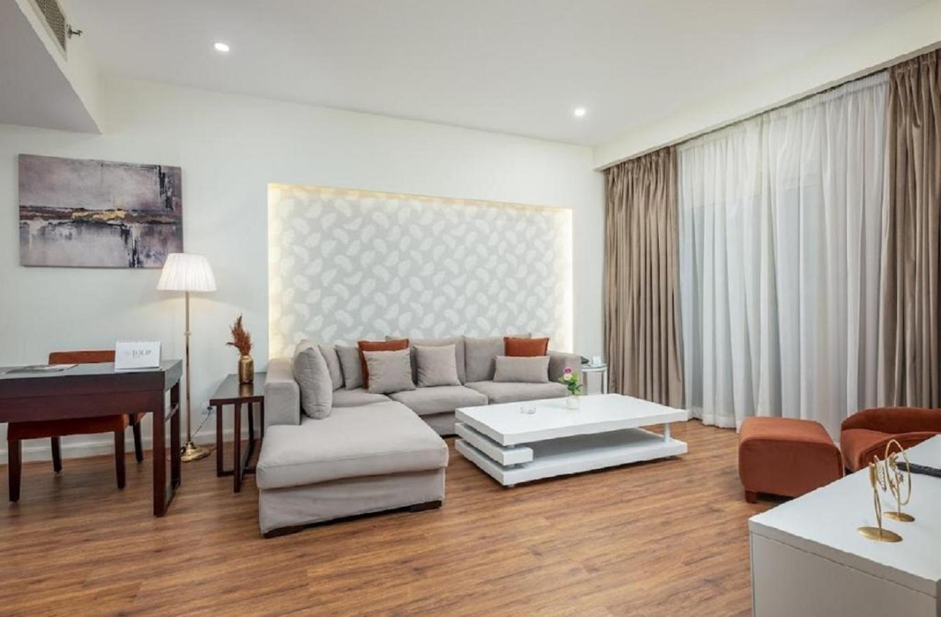 Tolip Family Park Hotel Il Il Cairo Esterno foto A living room with a sectional sofa