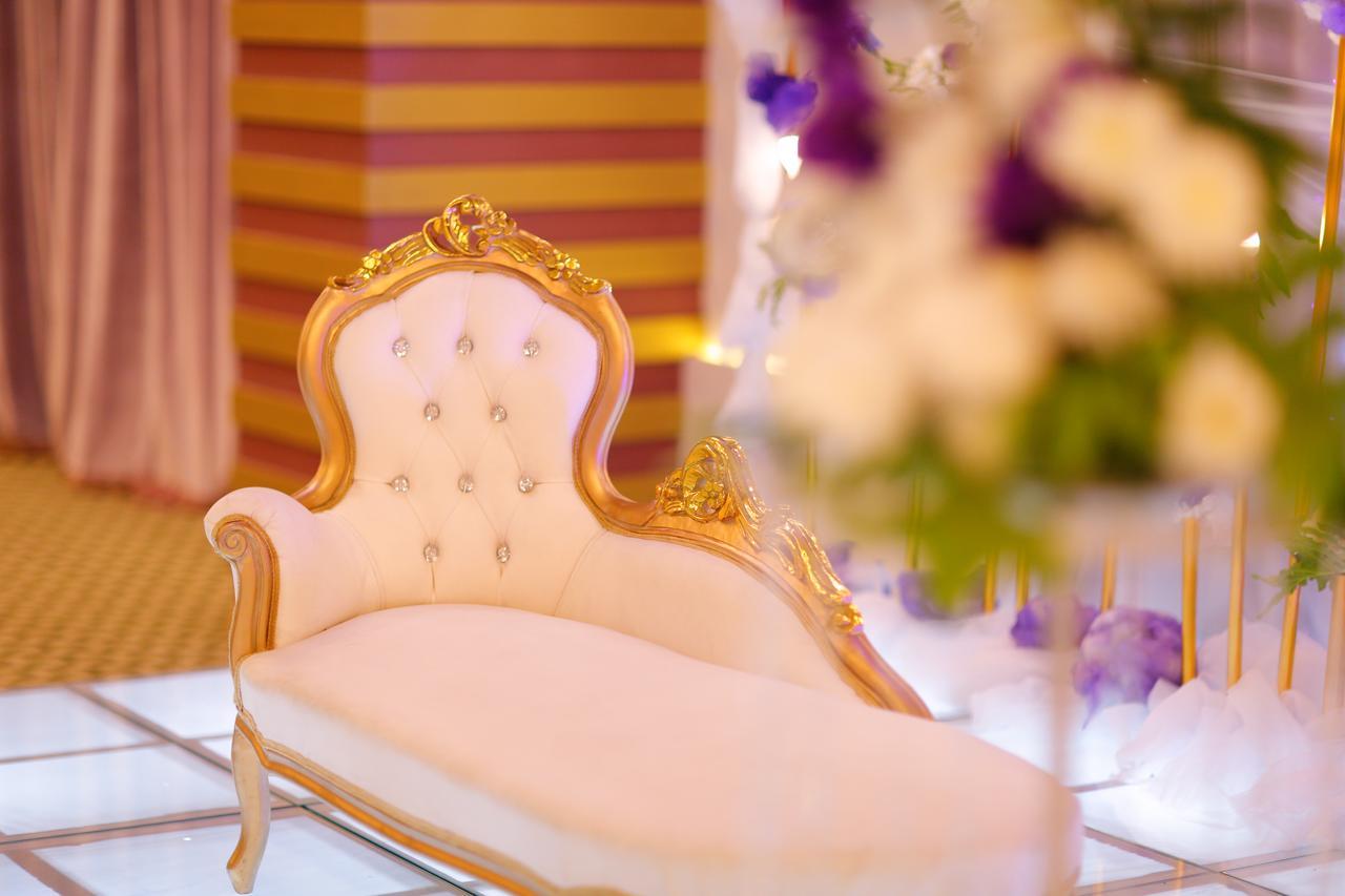 Tolip Family Park Hotel Il Il Cairo Esterno foto A sofa at a wedding reception