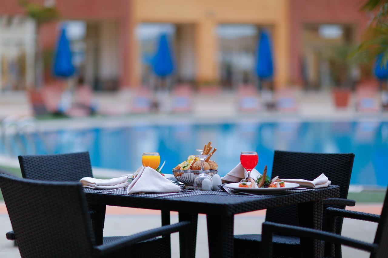 Tolip Family Park Hotel Il Il Cairo Esterno foto Poolside dining at the hotel