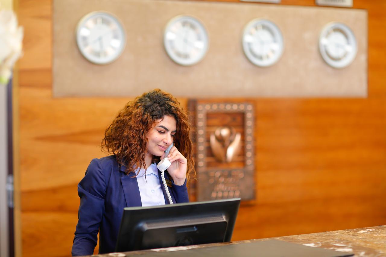 Tolip Family Park Hotel Il Il Cairo Esterno foto A hotel receptionist