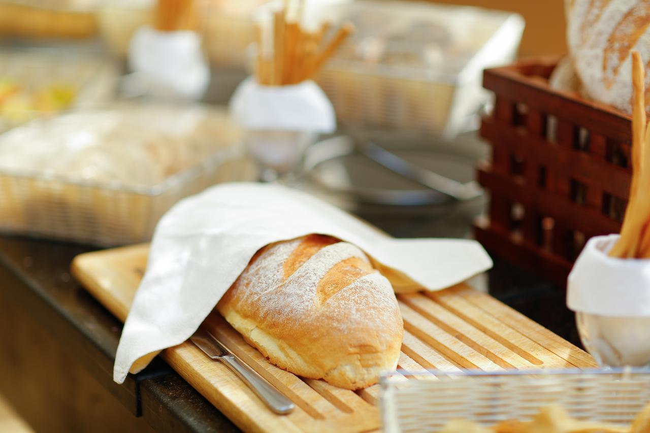 Tolip Family Park Hotel Il Il Cairo Esterno foto A napkin folded over a bread roll