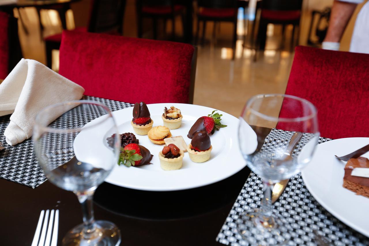 Tolip Family Park Hotel Il Il Cairo Esterno foto A selection of petit fours