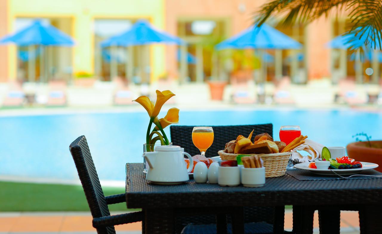 Tolip Family Park Hotel Il Il Cairo Esterno foto Poolside at the hotel